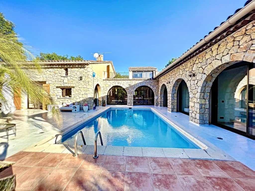 House in Le Tignet, Provence-Alpes-Cote d'Azur 12051822