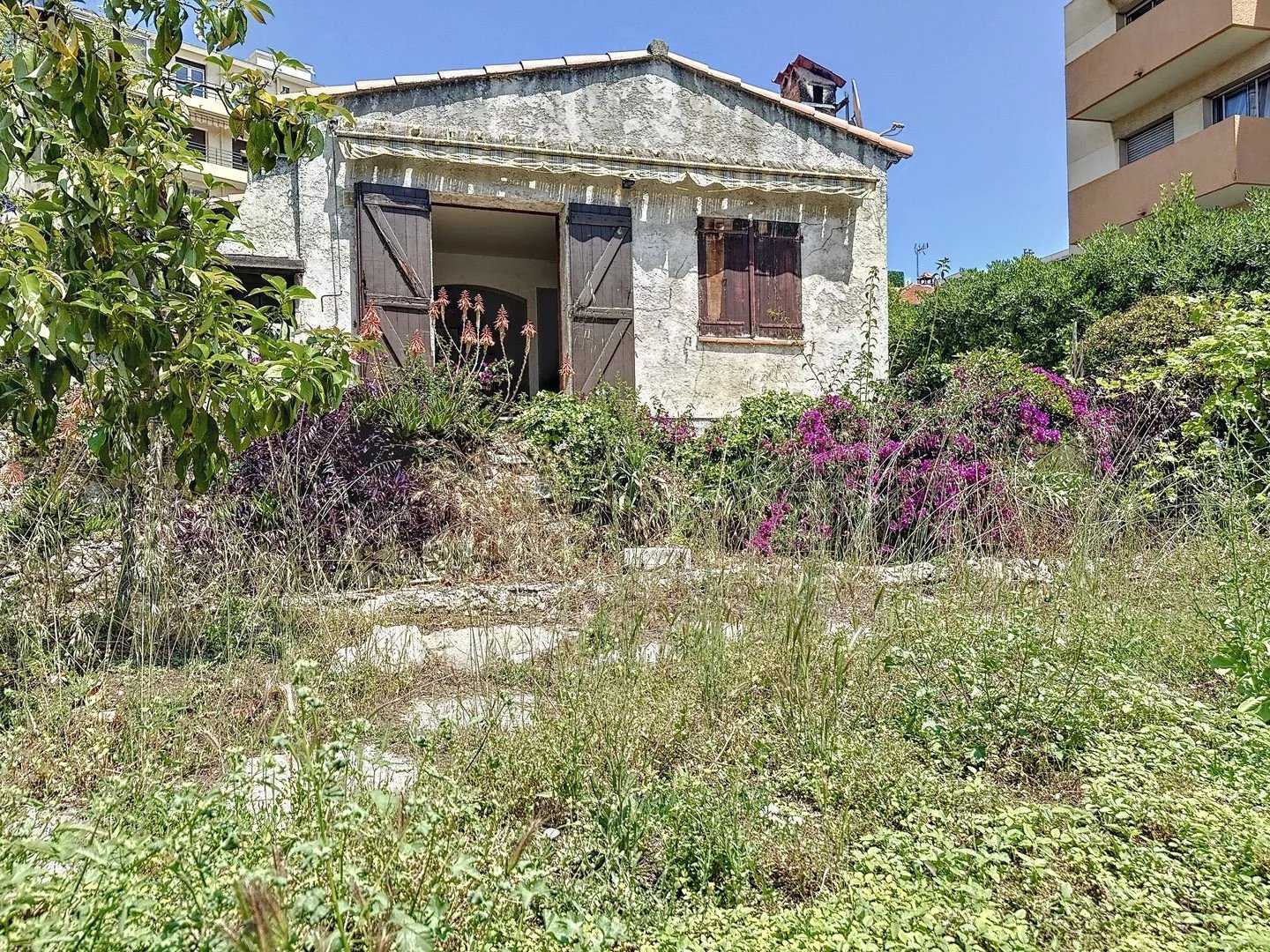 Talo sisään Antibes, Provence-Alpes-Cote d'Azur 12051835
