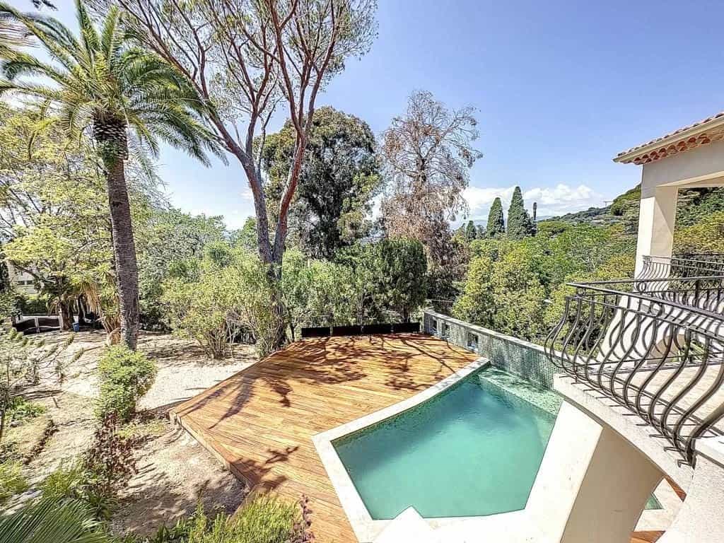 House in Cannes, Provence-Alpes-Cote d'Azur 12051836