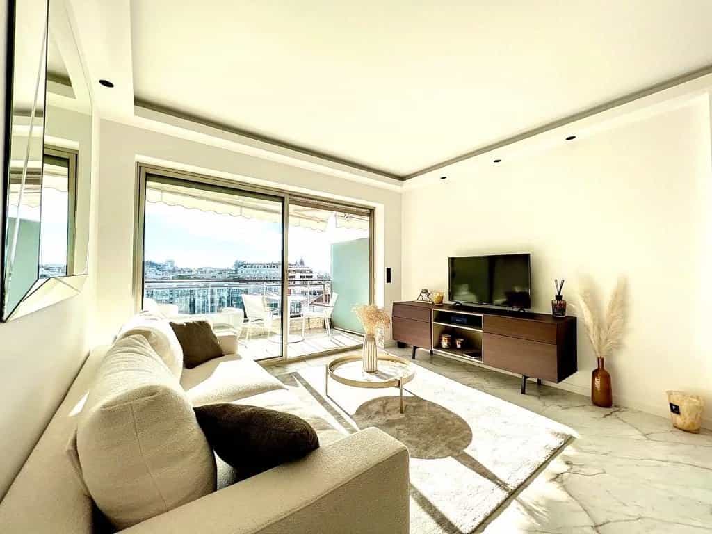 Condominium in Cannes, Provence-Alpes-Cote d'Azur 12051844