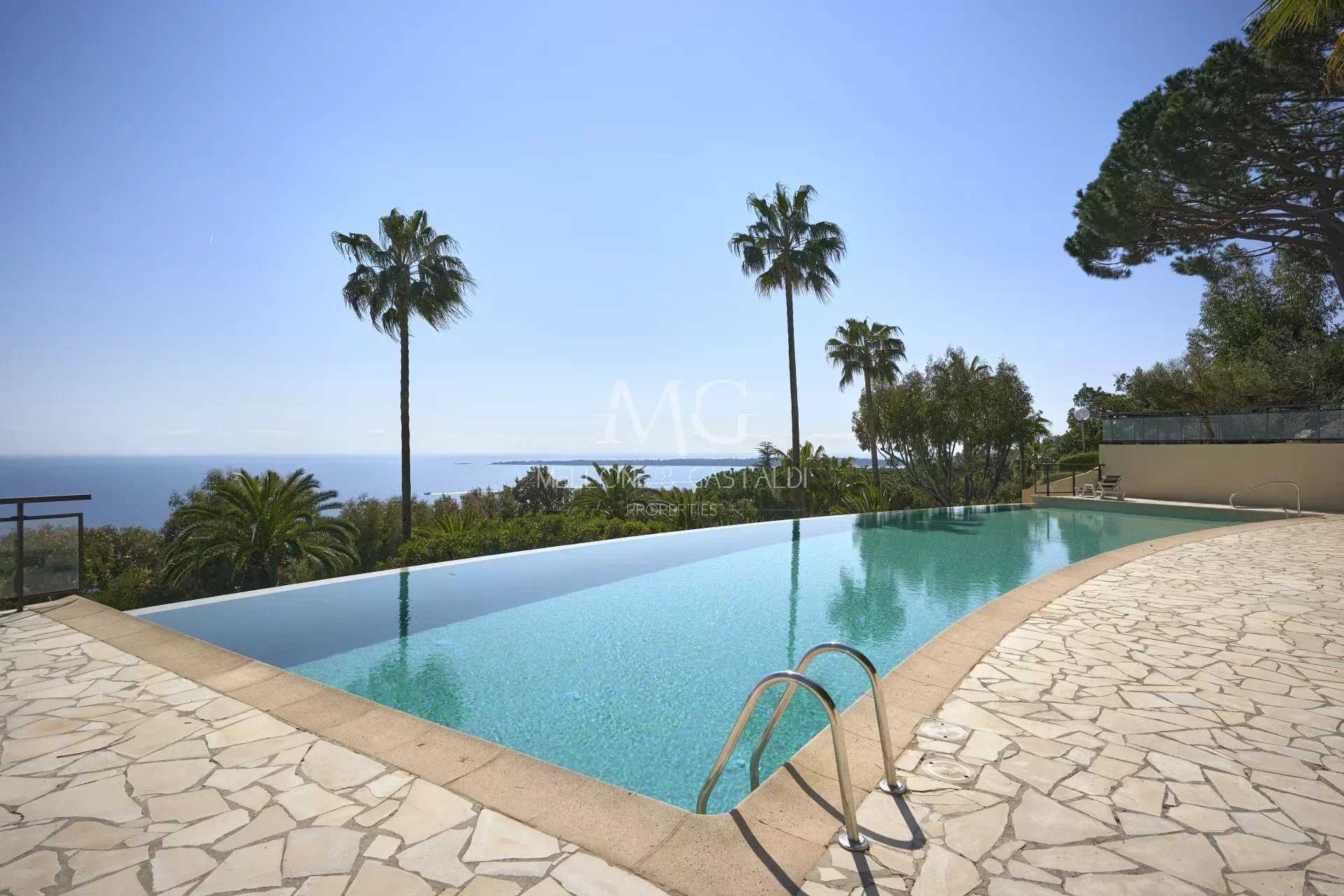 Condominium in Cannes, Provence-Alpes-Cote d'Azur 12051851