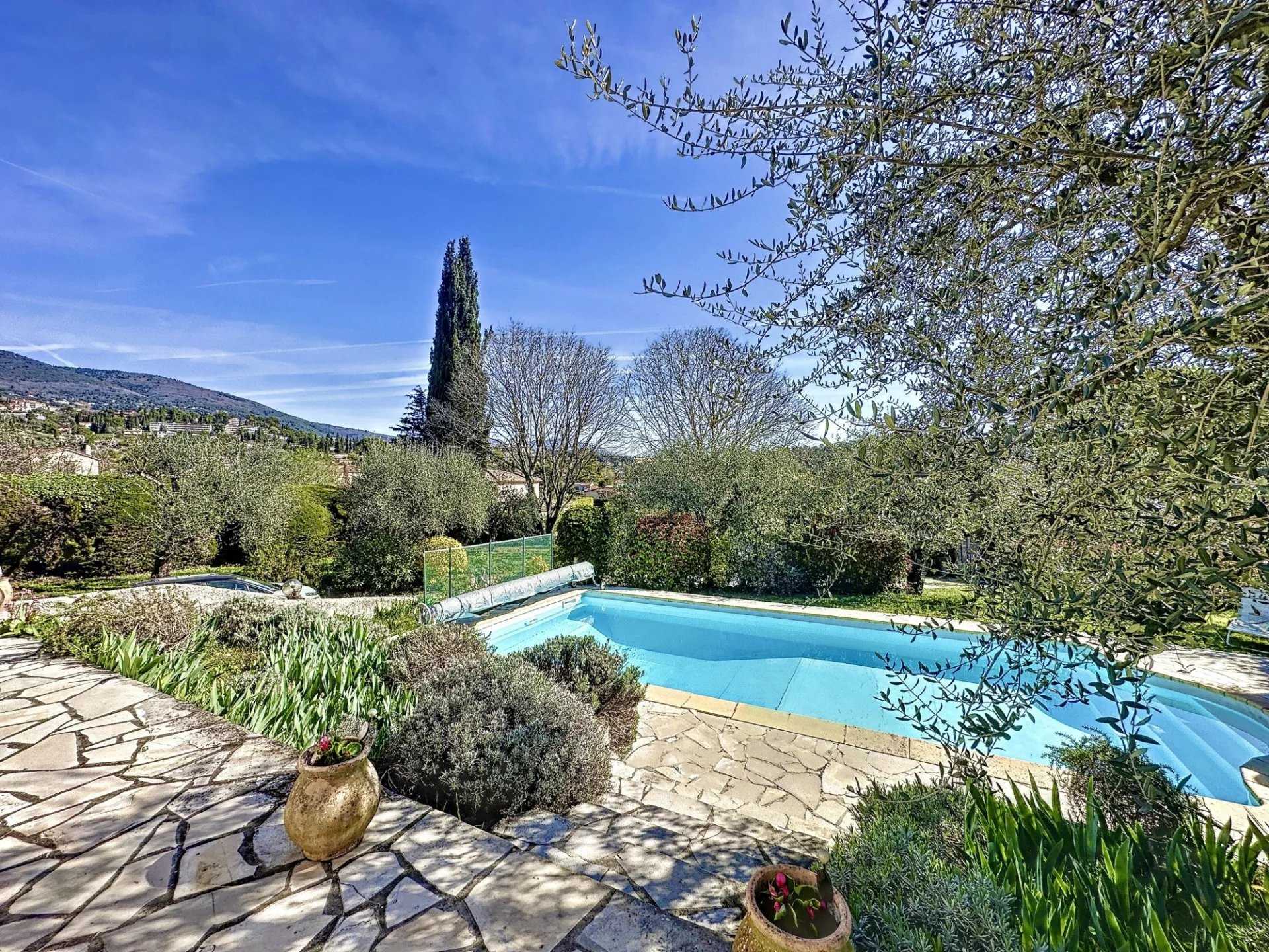 Talo sisään Grasse, Provence-Alpes-Cote d'Azur 12051857