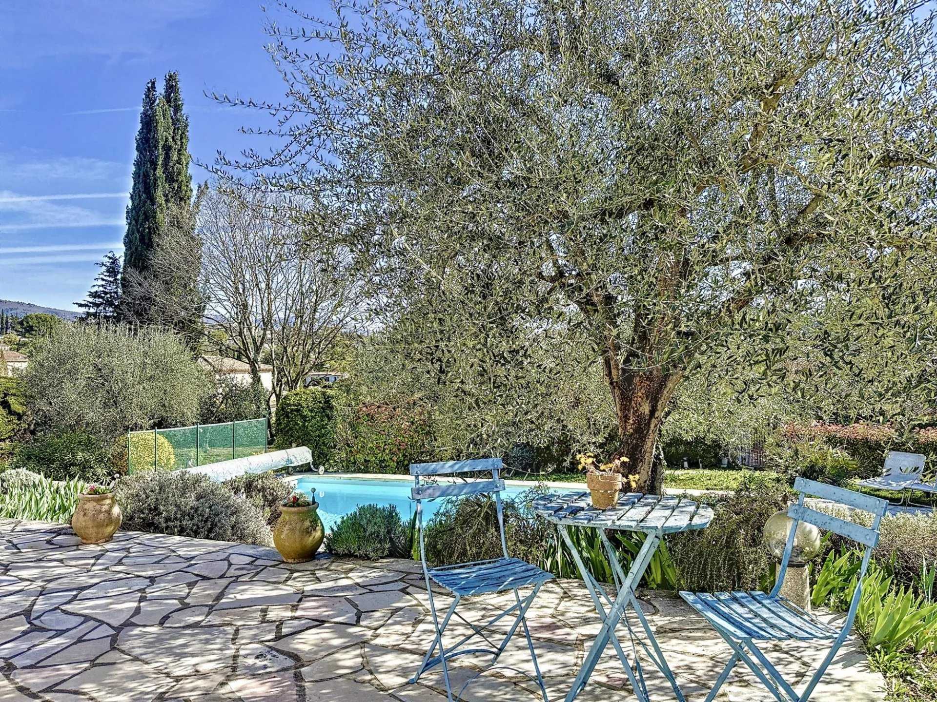 Rumah di Rumput, Provence-Alpes-Cote d'Azur 12051857