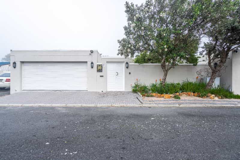 House in Cape Town, Western Cape 12053700