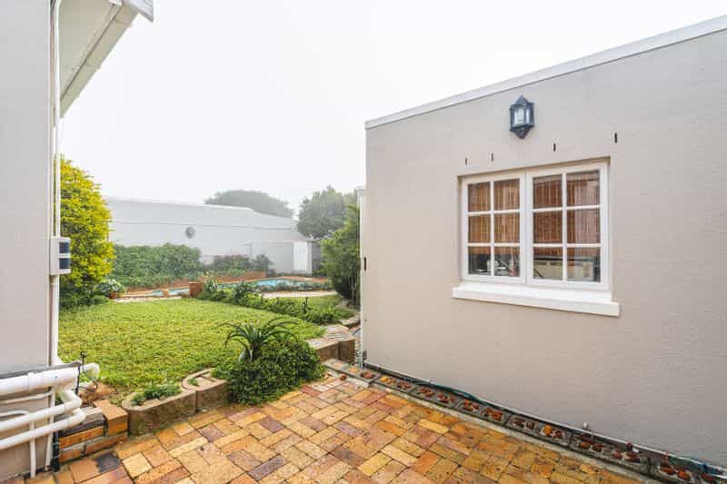House in Cape Town, Western Cape 12053700