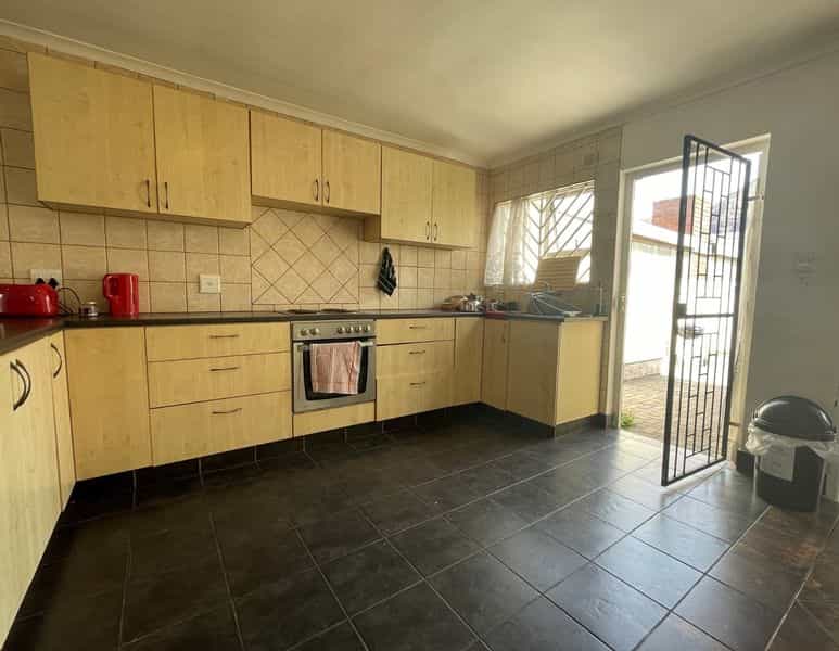House in Cape Town, Western Cape 12053705