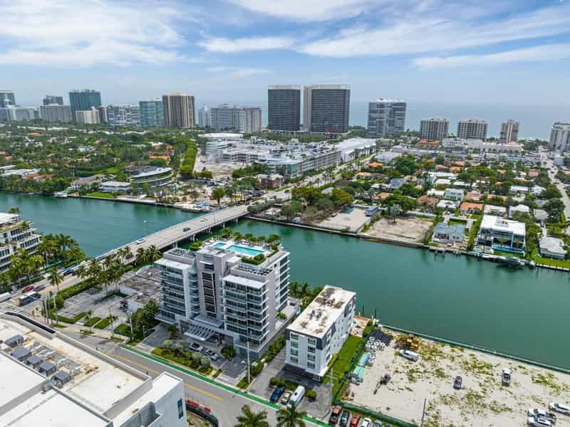 Condominium dans Bay Harbor Islands, Florida 12053885
