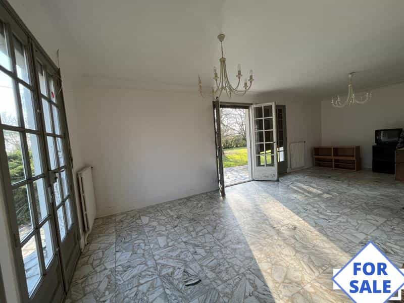 House in Saint-Julien-sur-Sarthe, Normandie 12055771
