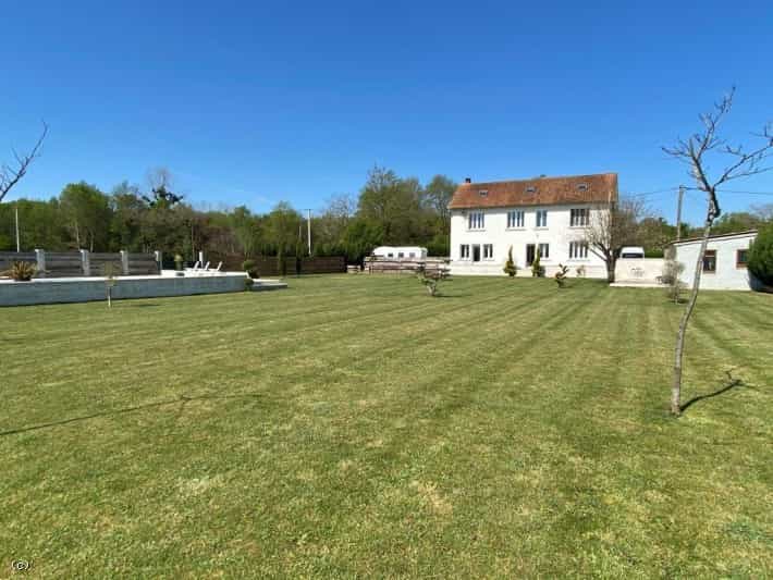 Rumah di Verteuil-sur-Charente, Nouvelle-Aquitaine 12055807