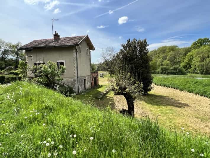 House in Champagne-Mouton, Nouvelle-Aquitaine 12055931