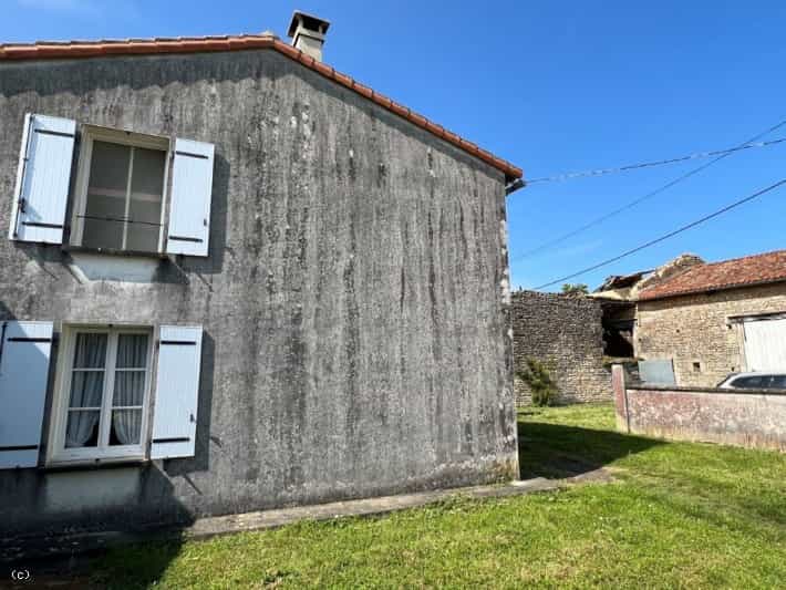 жилой дом в Nanteuil-en-Vallée, Nouvelle-Aquitaine 12056127