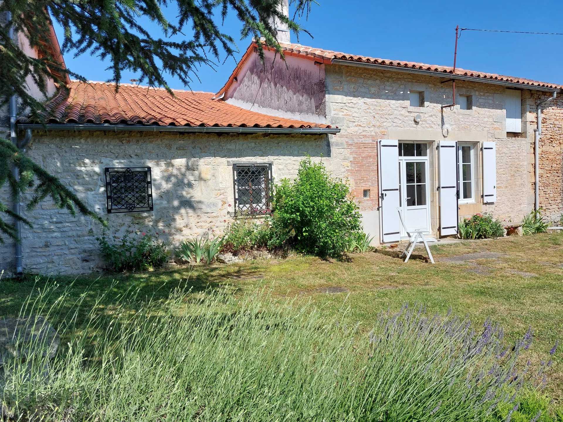 بيت في Ruffec, Nouvelle-Aquitaine 12056401