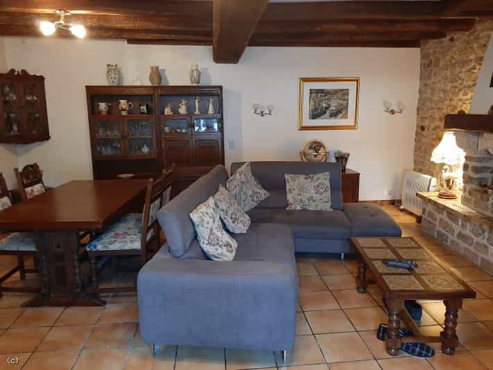 House in Champagne-Mouton, Nouvelle-Aquitaine 12056594