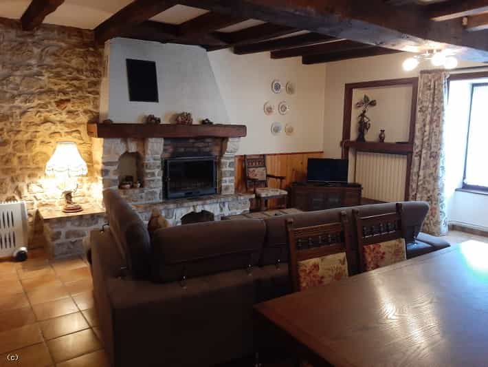 Huis in Champagne-Mouton, Nouvelle-Aquitaine 12056594