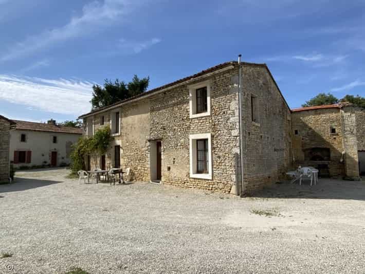 Rumah di Villefagnan, Nouvelle-Aquitaine 12056615