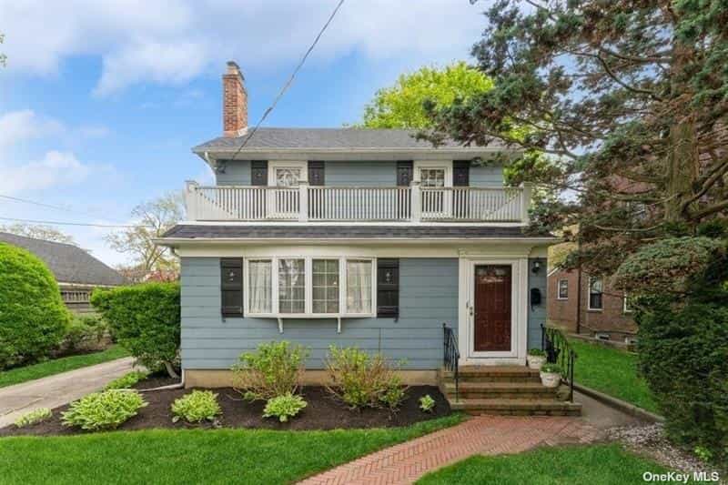 House in Floral Park, New York 12059837