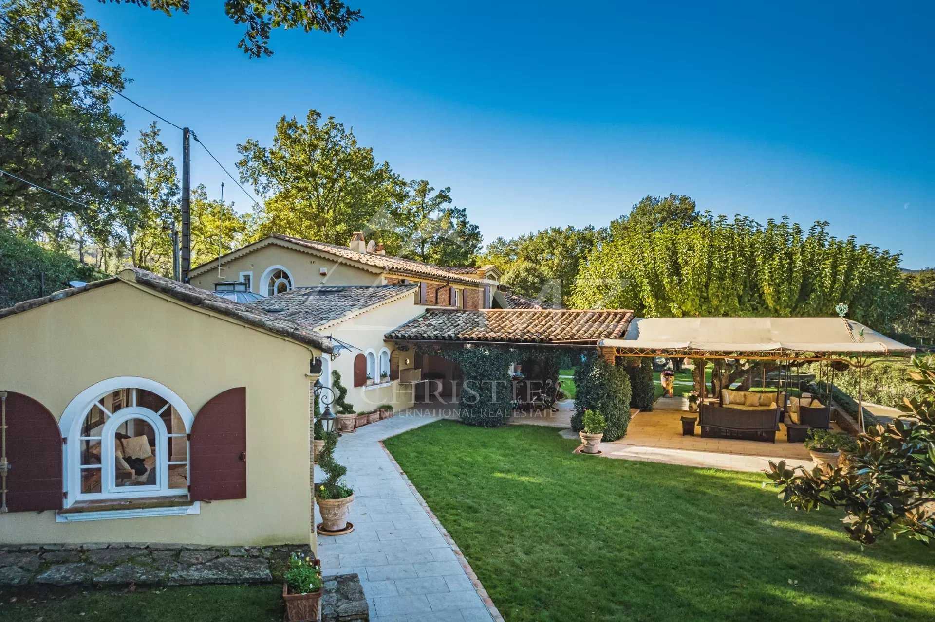 بيت في Cogolin, Provence-Alpes-Cote d'Azur 12059988