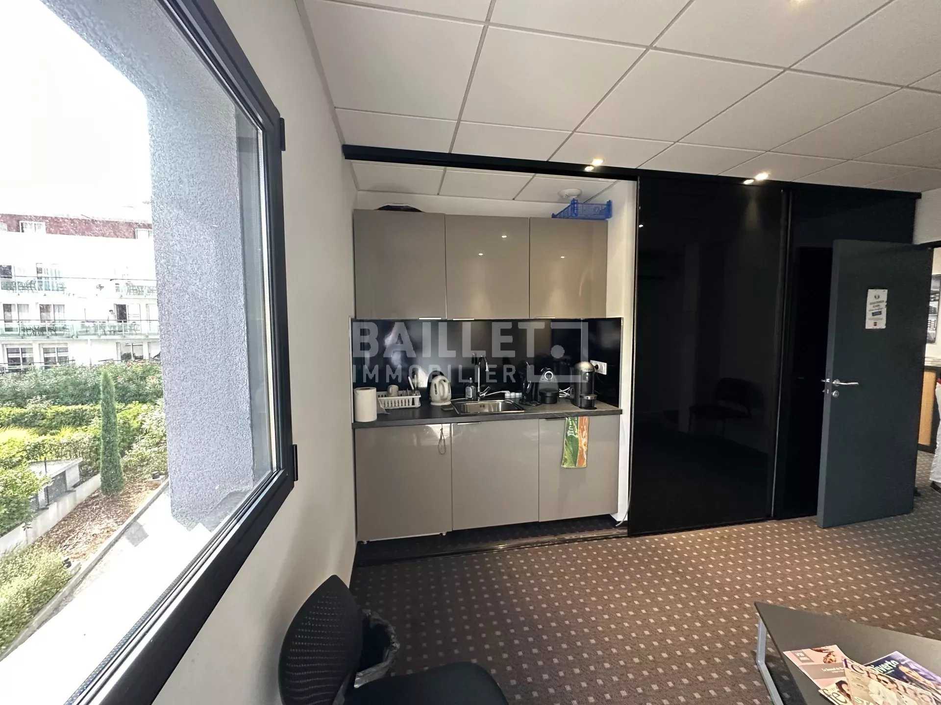 Office in Antibes, Provence-Alpes-Cote d'Azur 12060009