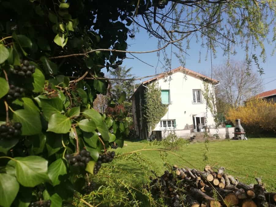 House in Saint-Angeau, Nouvelle-Aquitaine 12061699