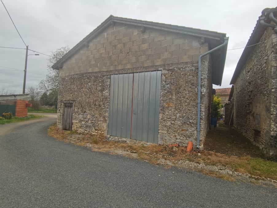 House in Chasseneuil-sur-Bonnieure, Nouvelle-Aquitaine 12061706