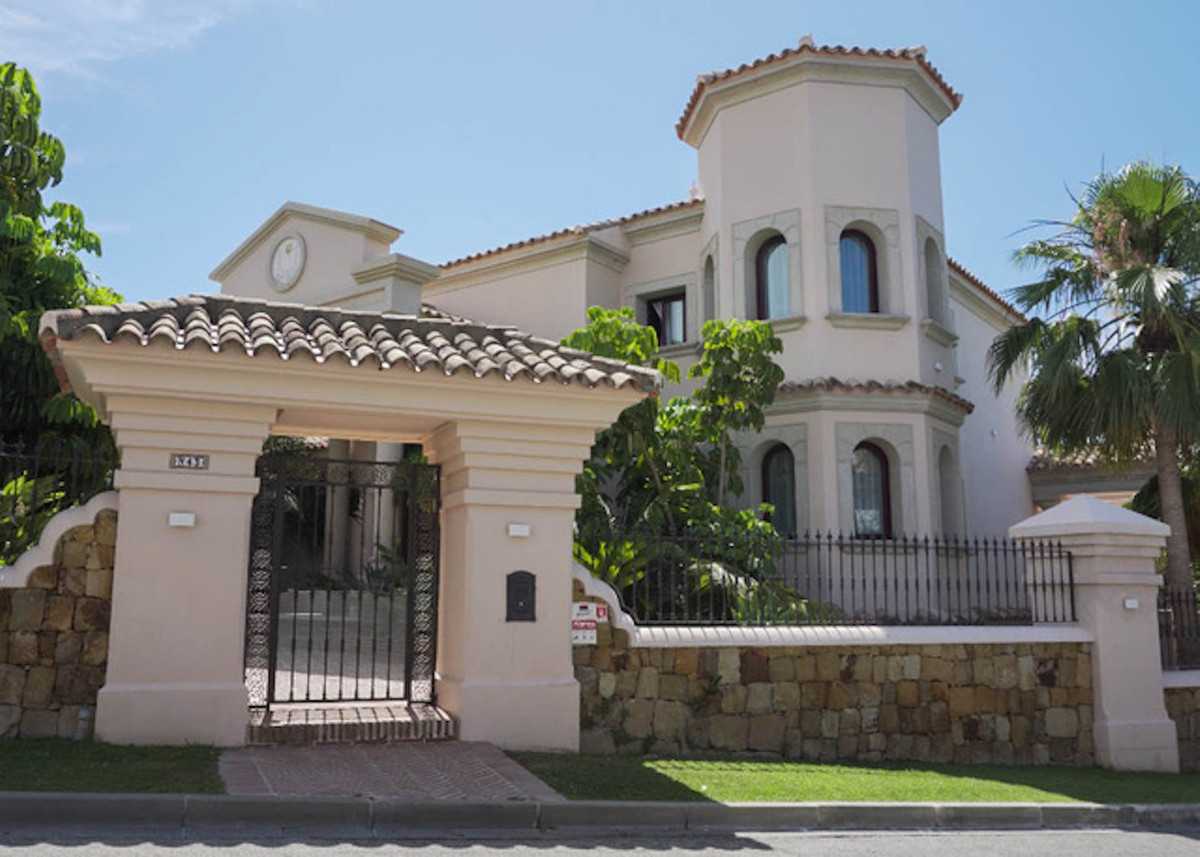 Condominium in Benahavis, Andalusia 12065191