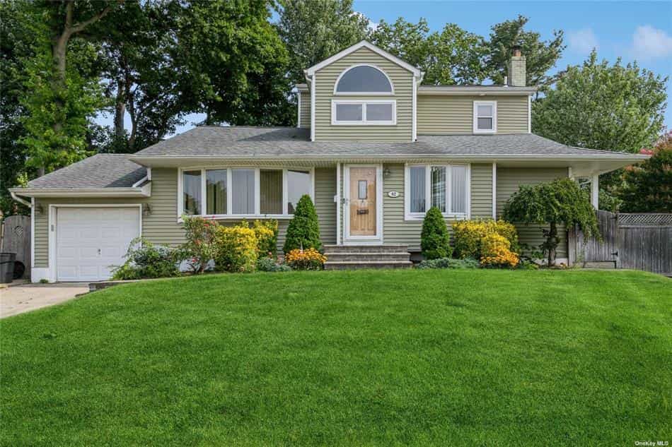 House in Syosset, New York 12066263