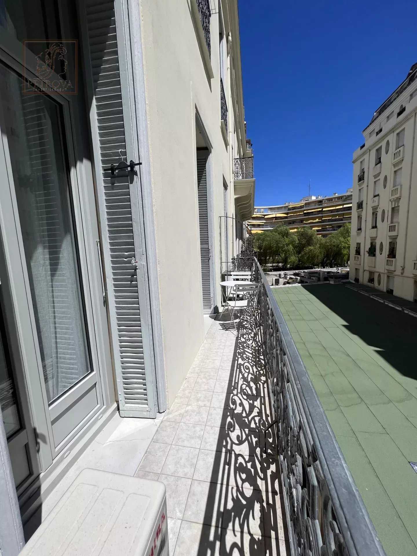 Condominium in Nice, Provence-Alpes-Cote d'Azur 12066348