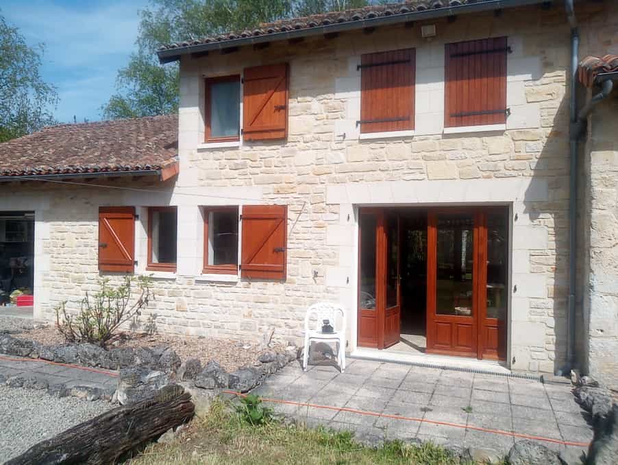 मकान में La Rochefoucauld-en-Angoumois, Nouvelle-Aquitaine 12071311