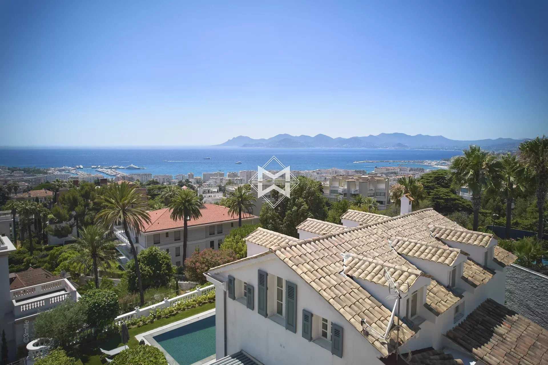 House in Cannes, Provence-Alpes-Cote d'Azur 12073954