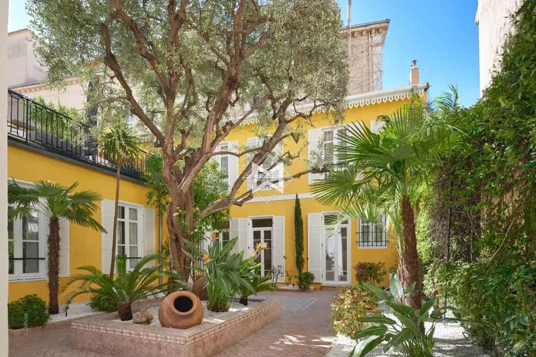 House in Cannes, Provence-Alpes-Cote d'Azur 12073967