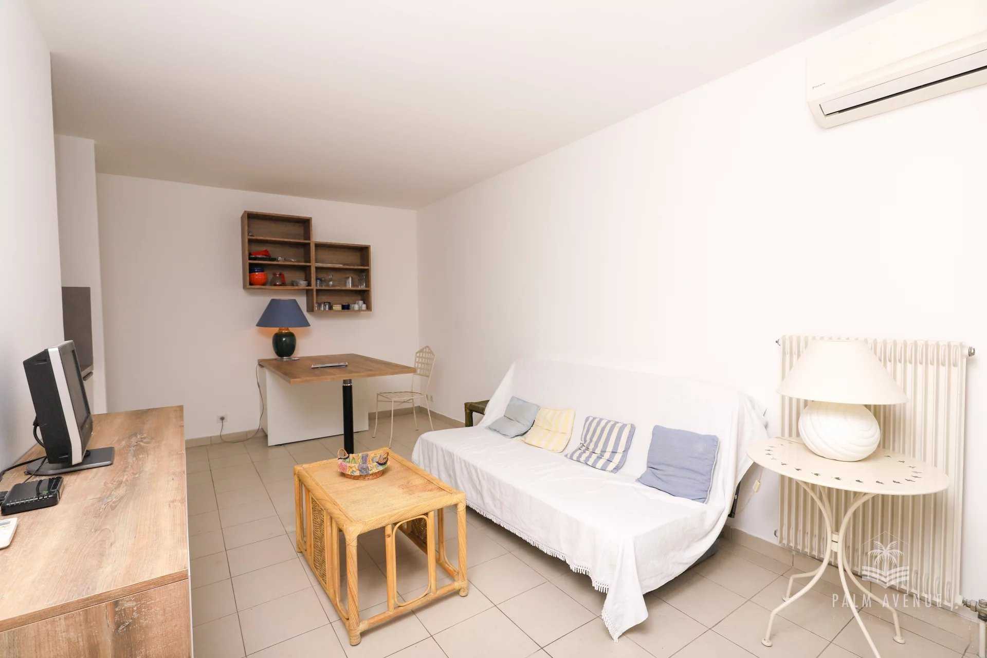 Condominium in Mandelieu-la-Napoule, Provence-Alpes-Côte d'Azur 12074022