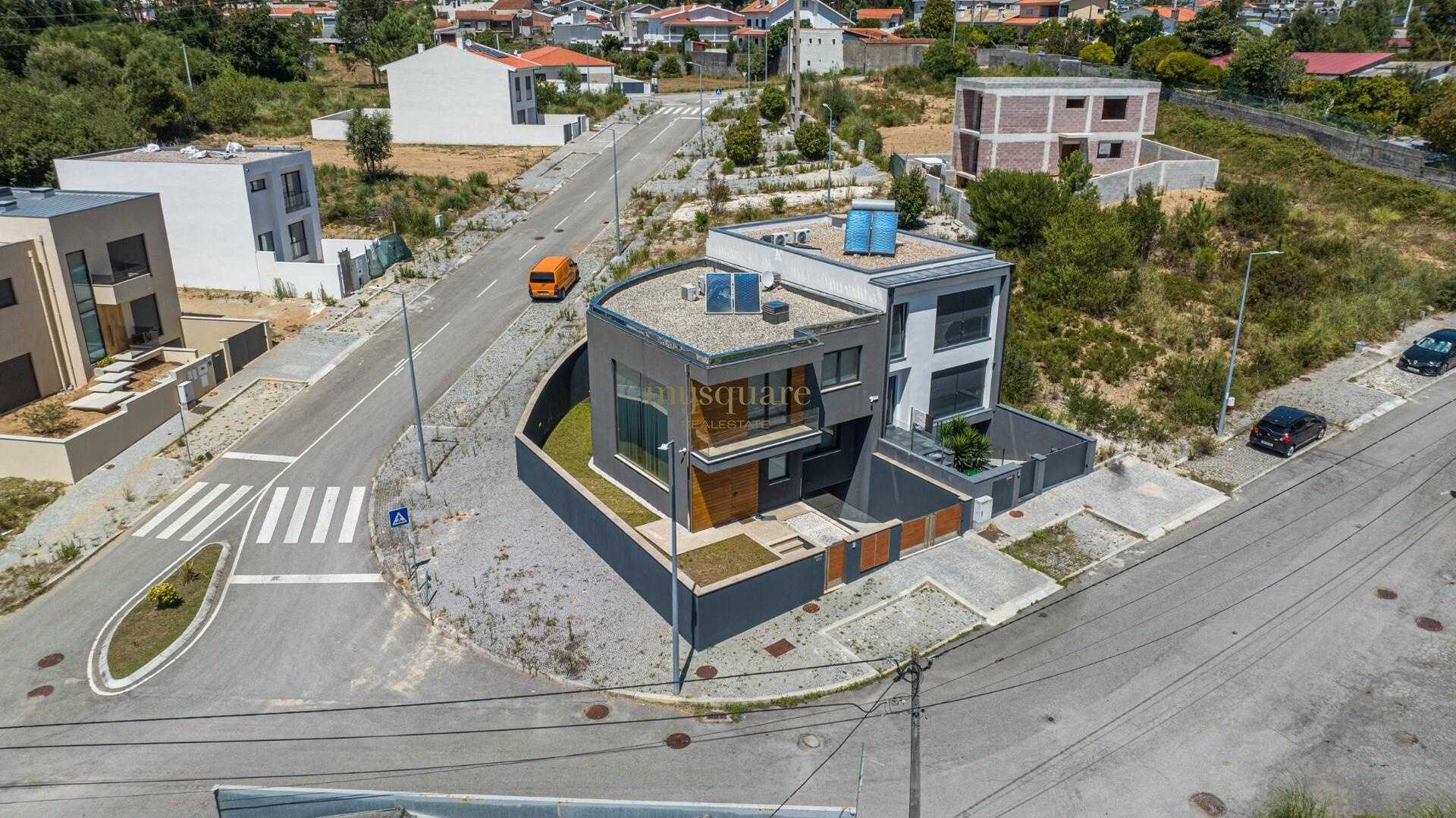 House in Nogueira da Regedoura, Aveiro 12074357