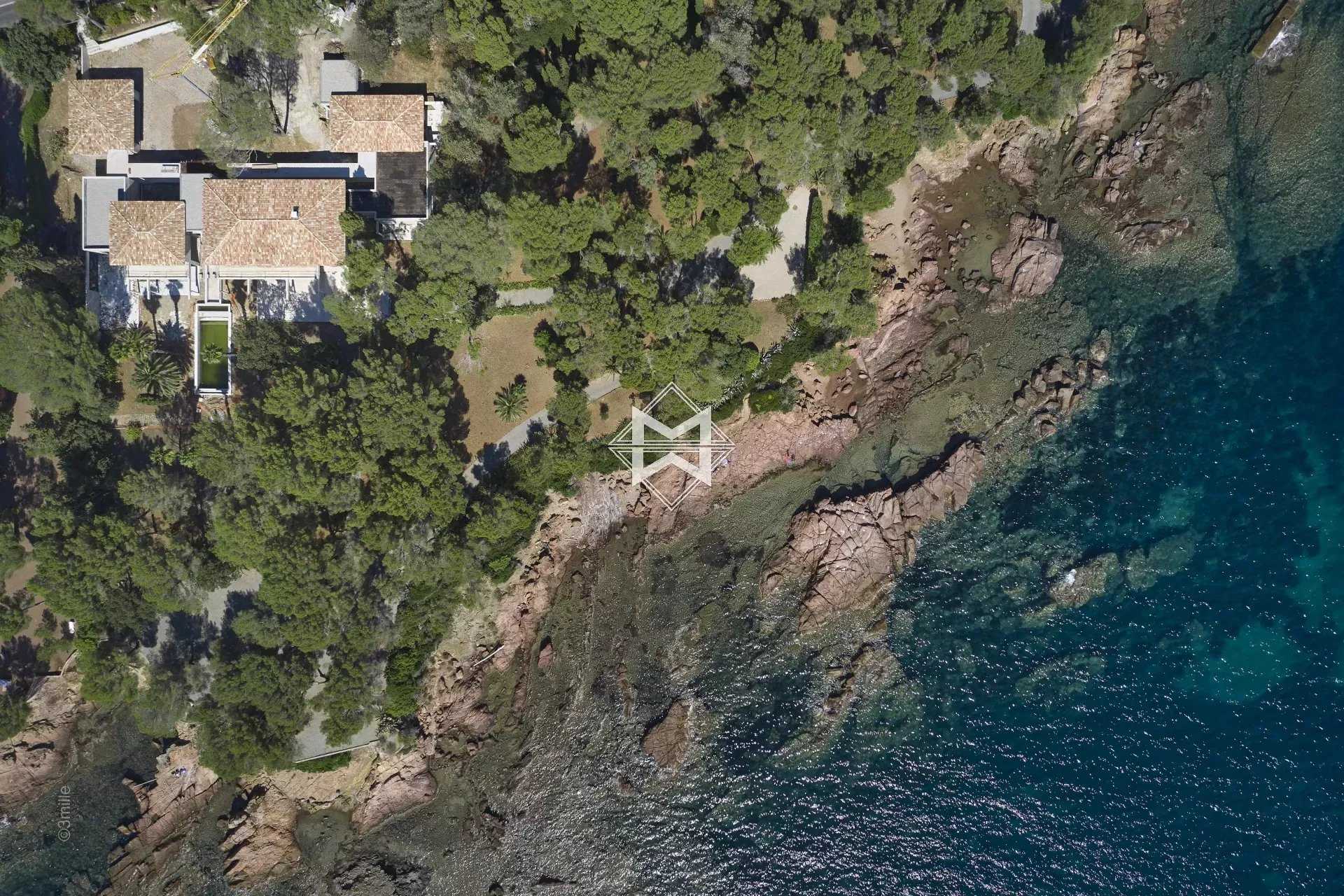 Dom w Saint-Raphael, Provence-Alpes-Cote d'Azur 12075262