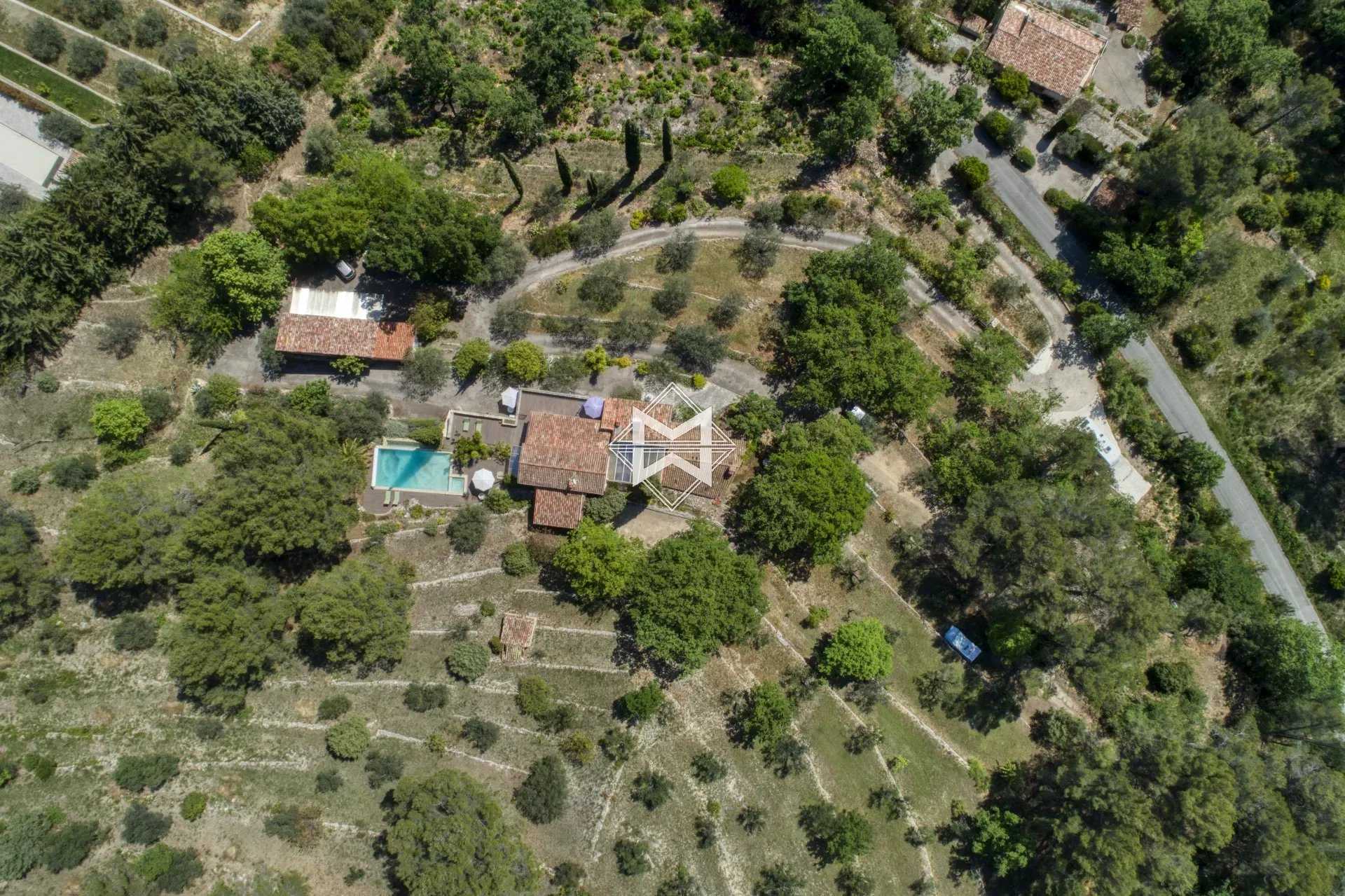 Andere in Fayence, Var 12075269