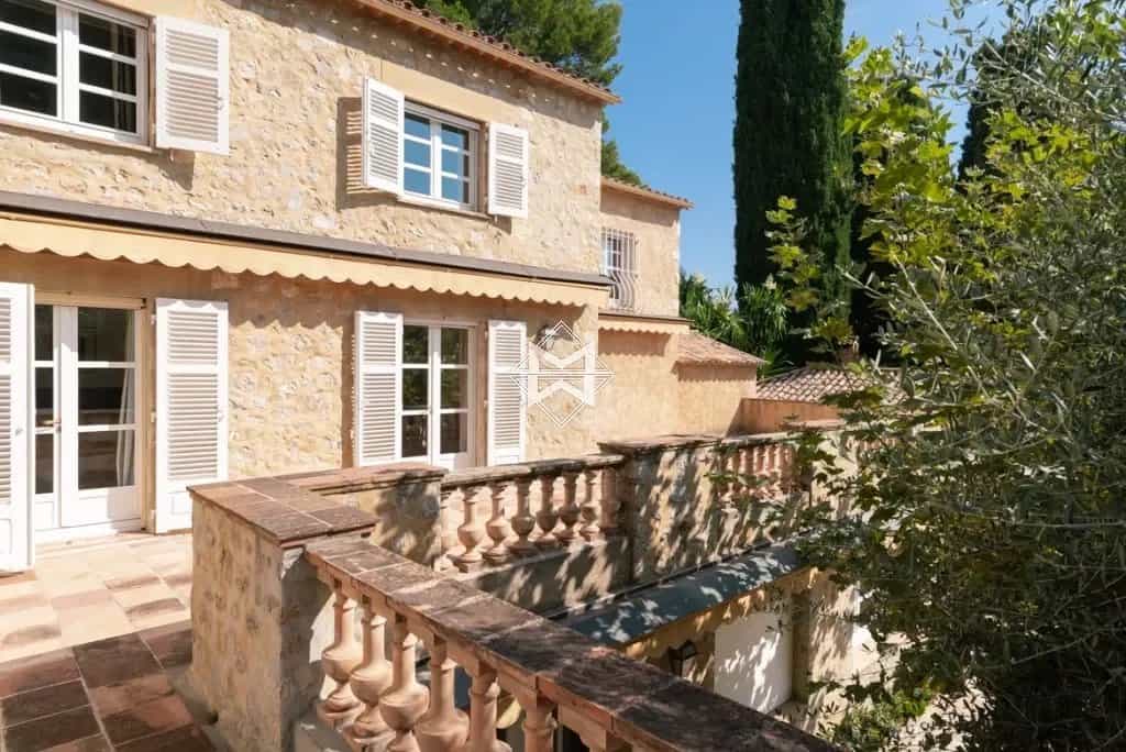 Rumah di Antibes, Provence-Alpes-Cote d'Azur 12075272