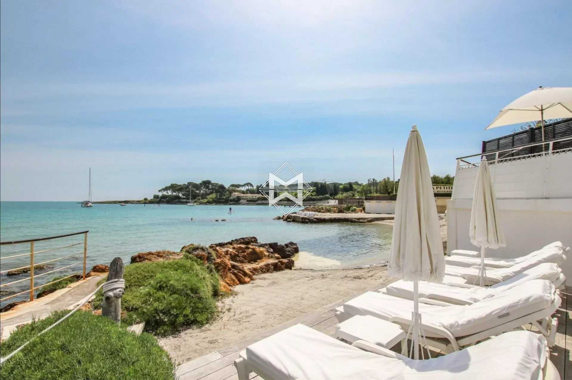 Residential in Antibes, Alpes-Maritimes 12075281