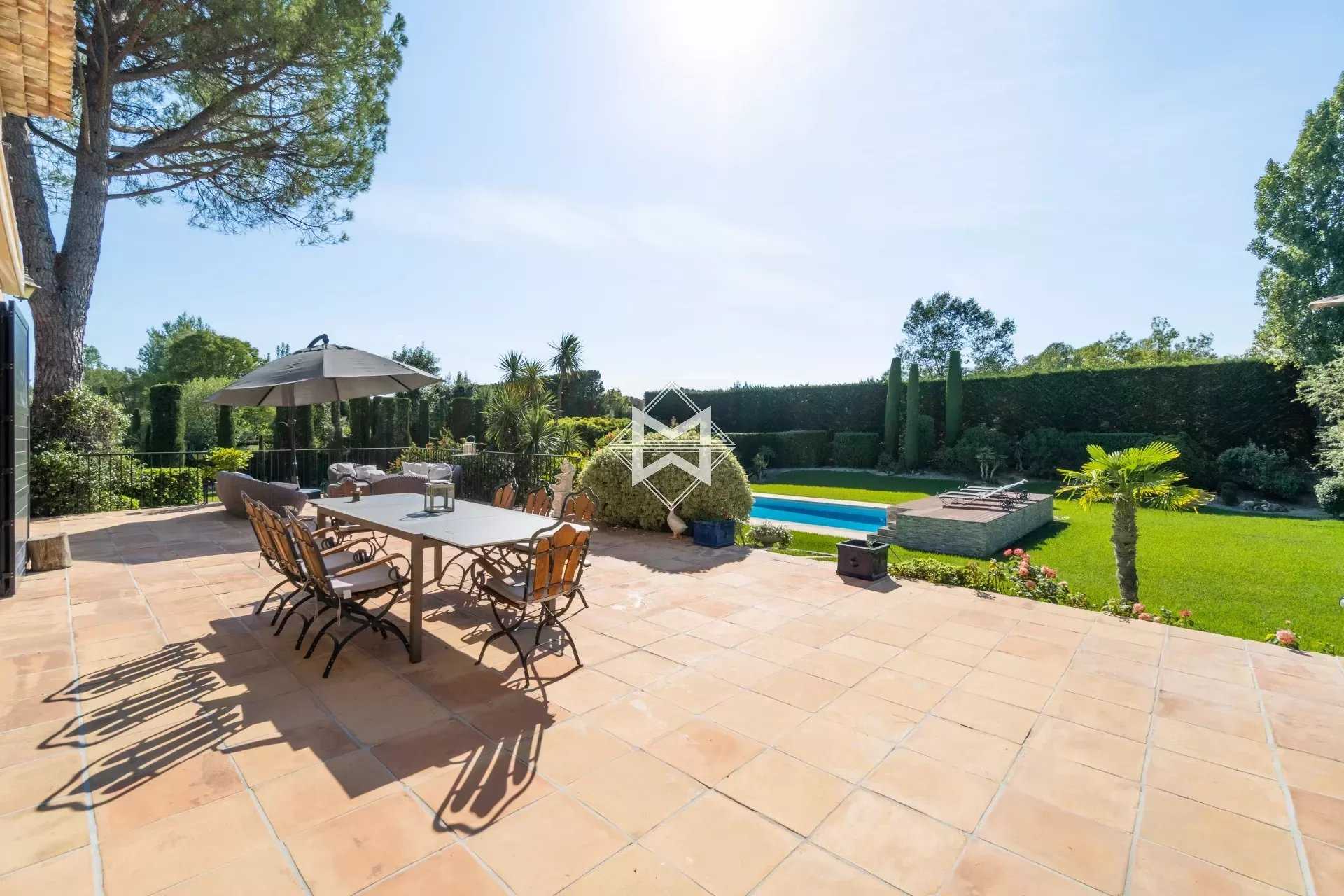 Residential in Châteauneuf-Grasse, Alpes-Maritimes 12075305