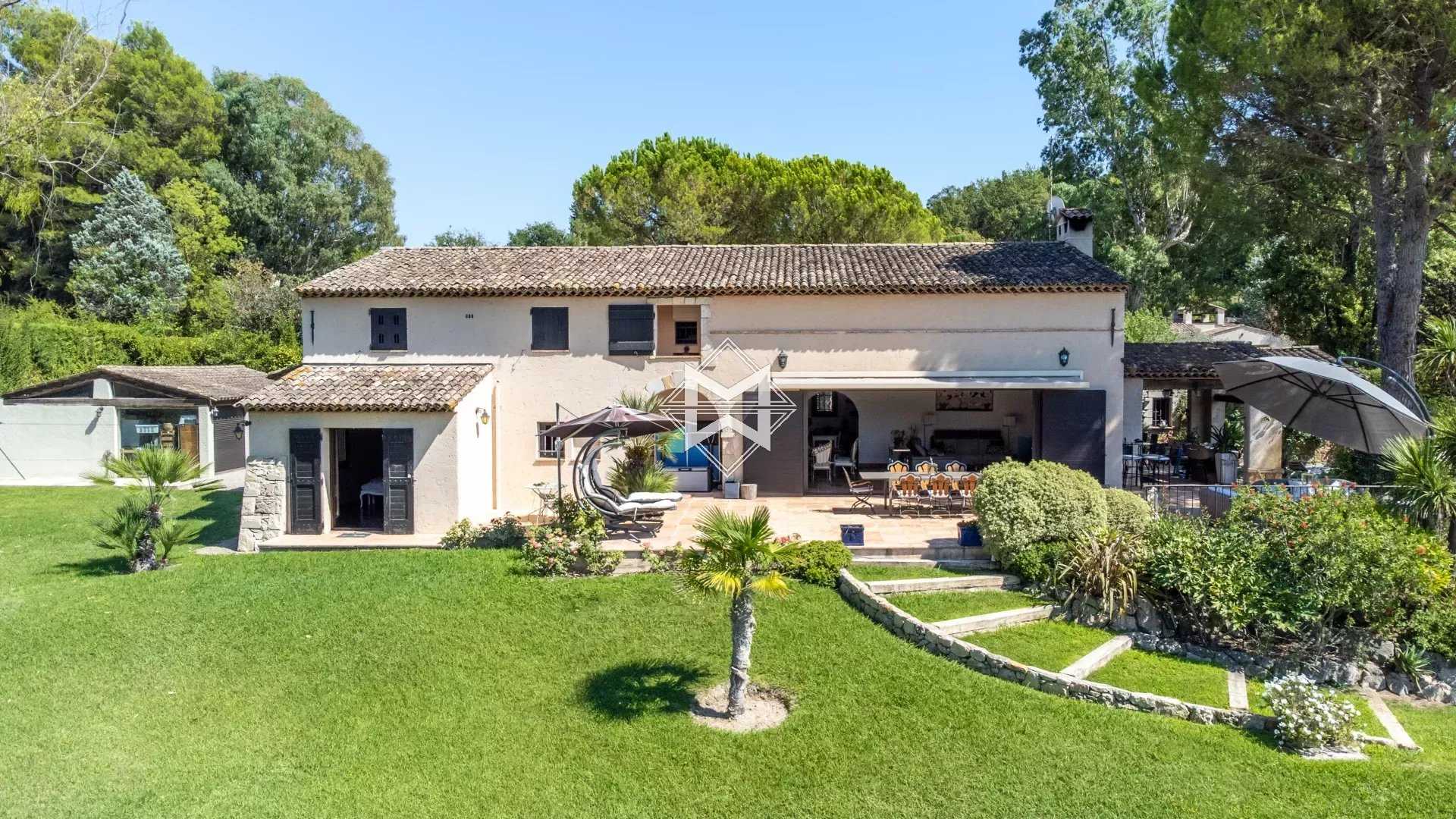 Residential in Châteauneuf-Grasse, Alpes-Maritimes 12075305