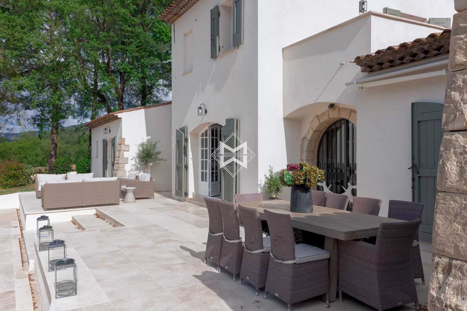 Residential in Châteauneuf-Grasse, Alpes-Maritimes 12075314
