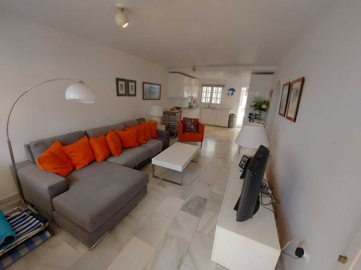 Condominium in Puerto de la Duquesa, Andalusia 12075879