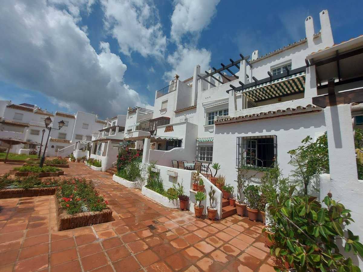 Condominium in Puerto de la Duquesa, Andalusia 12075879
