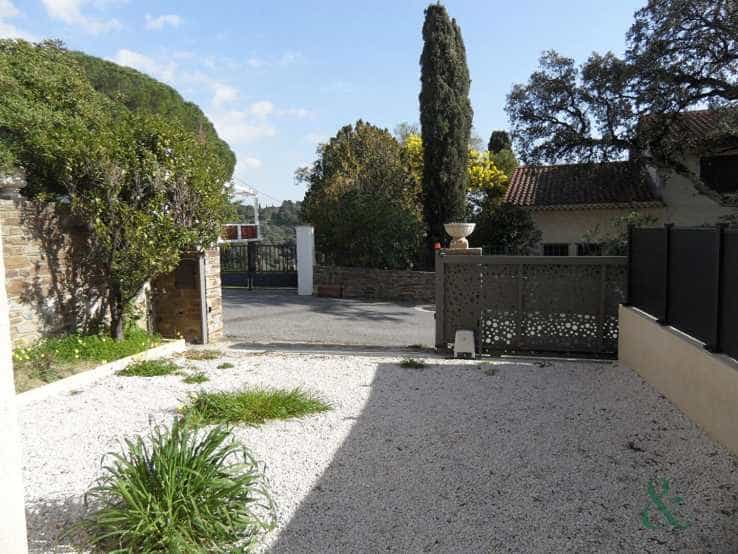 Condominium in Bormes-les-Mimosas, Provence-Alpes-Cote d'Azur 12076279