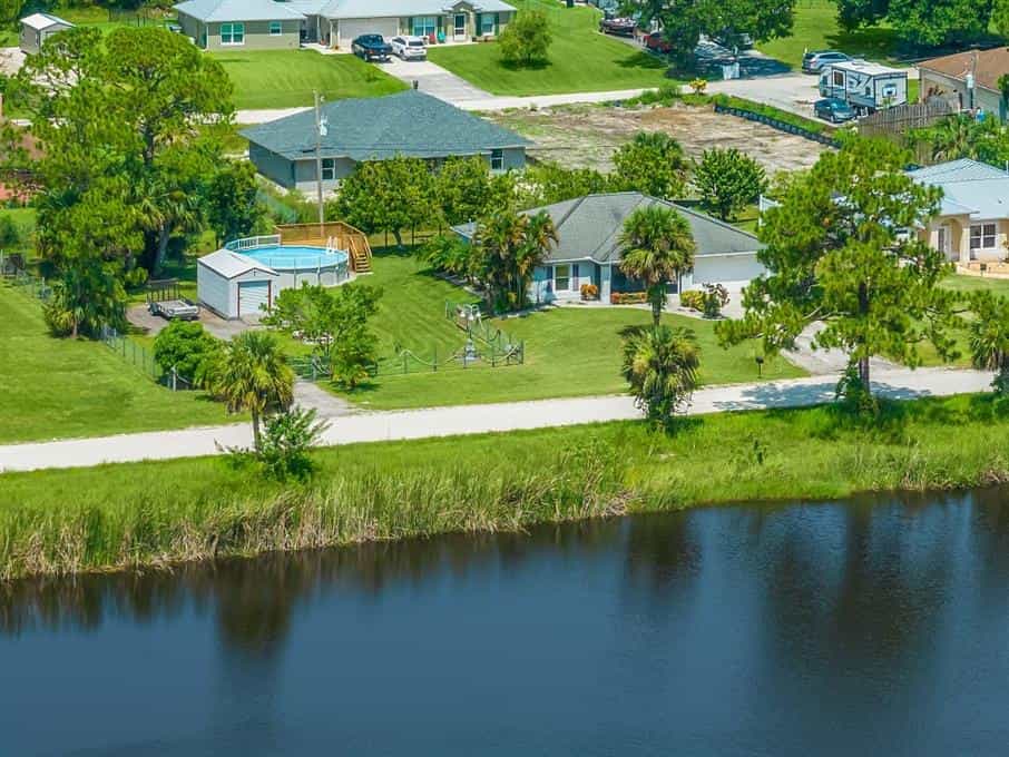 Huis in Vero Lake landgoederen, Florida 12076884