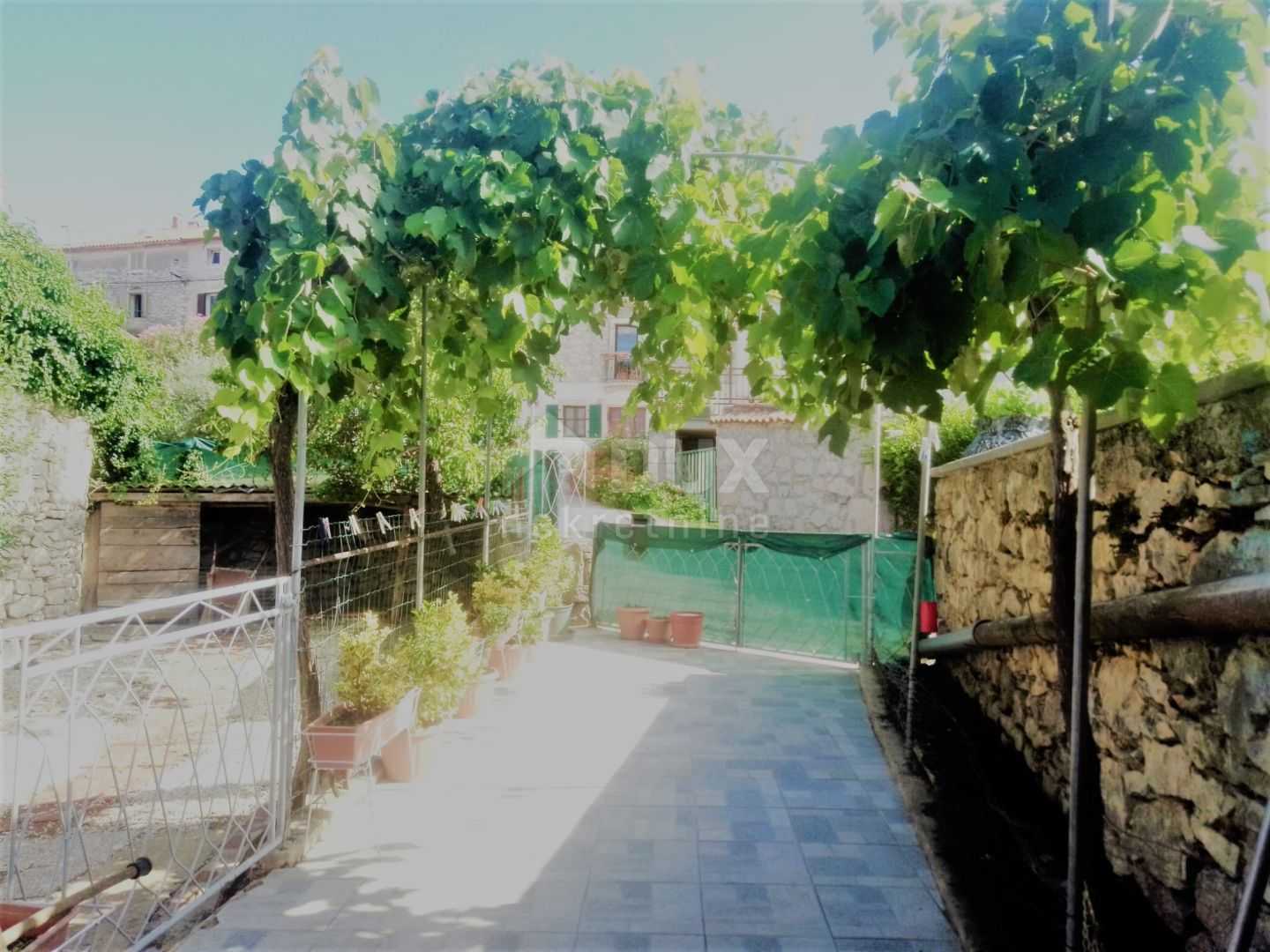 casa en Brtoniglá, Istarska Županija 12077152