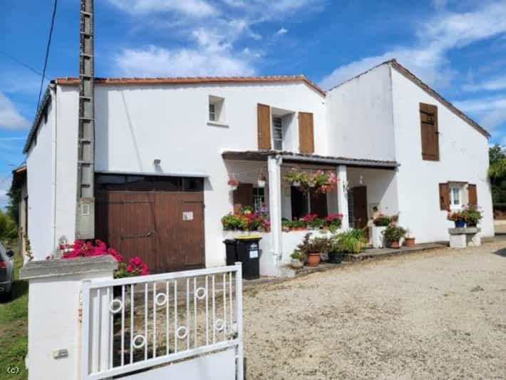 House in Lizant, Nouvelle-Aquitaine 12078007