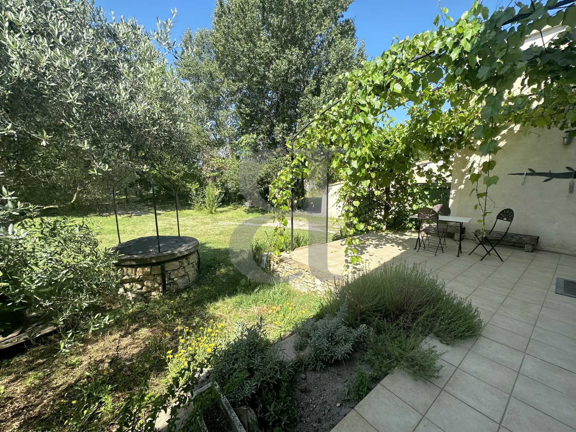 بيت في Velleron, Provence-Alpes-Cote d'Azur 12078069