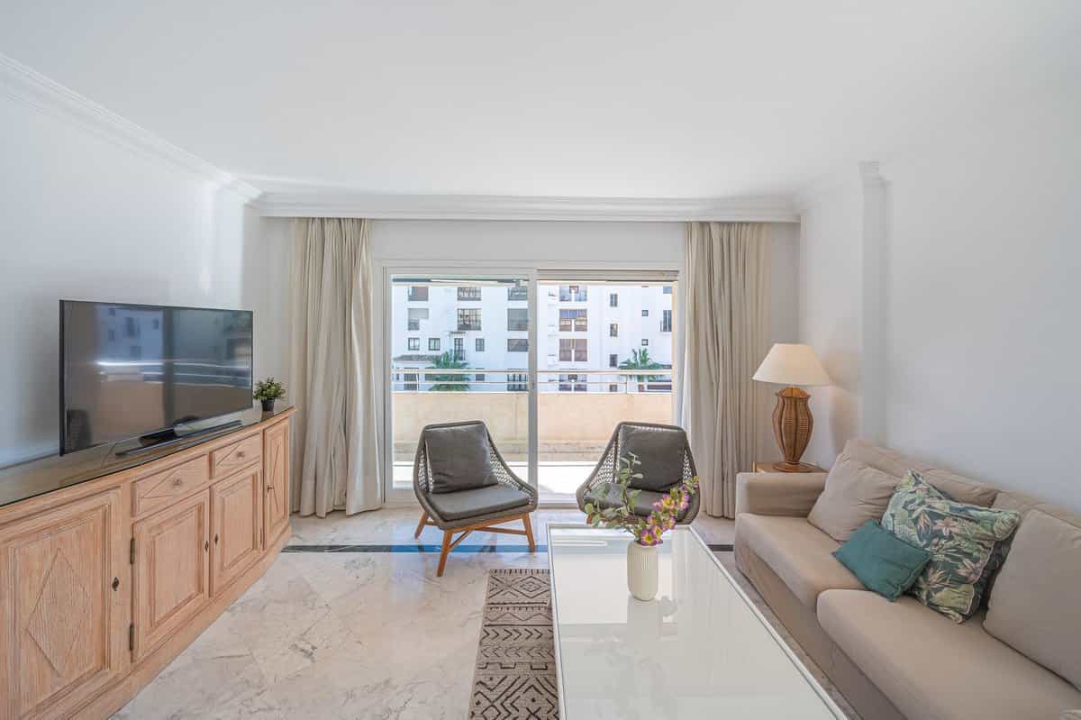 Condominium in El Angel, Andalusia 12082353