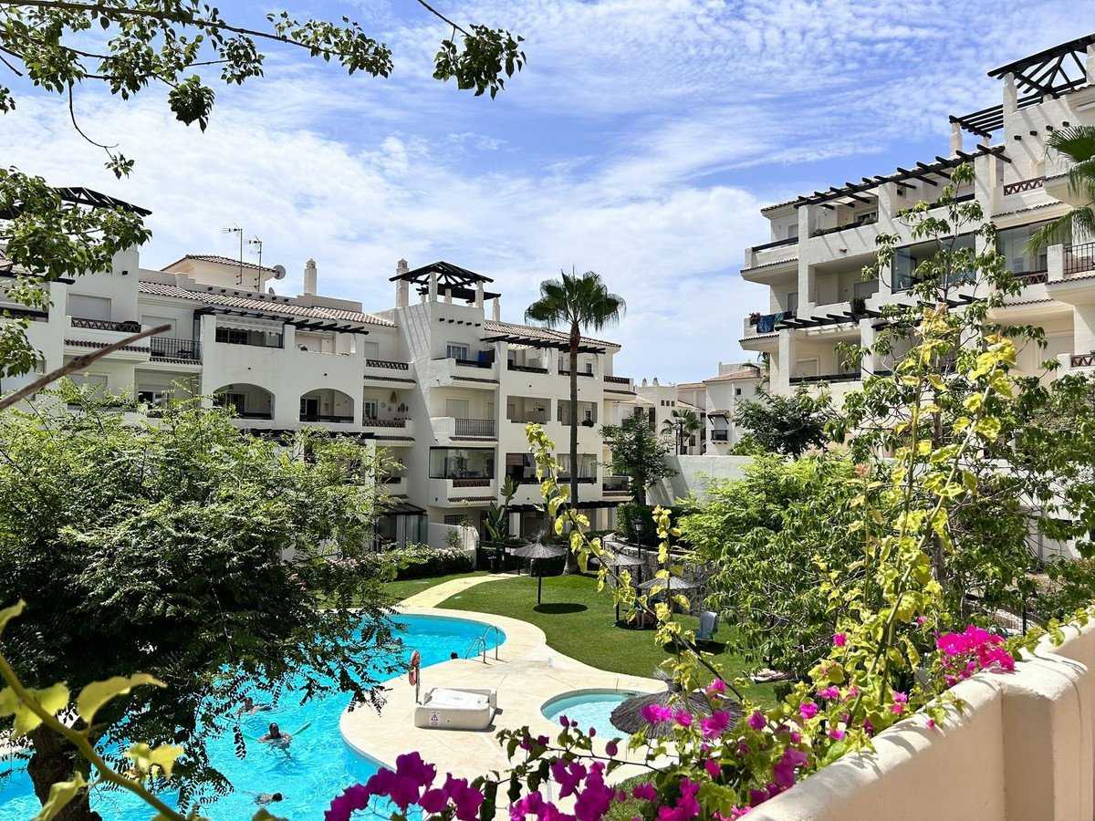Condominium in Puerto de la Duquesa, Andalusia 12082516
