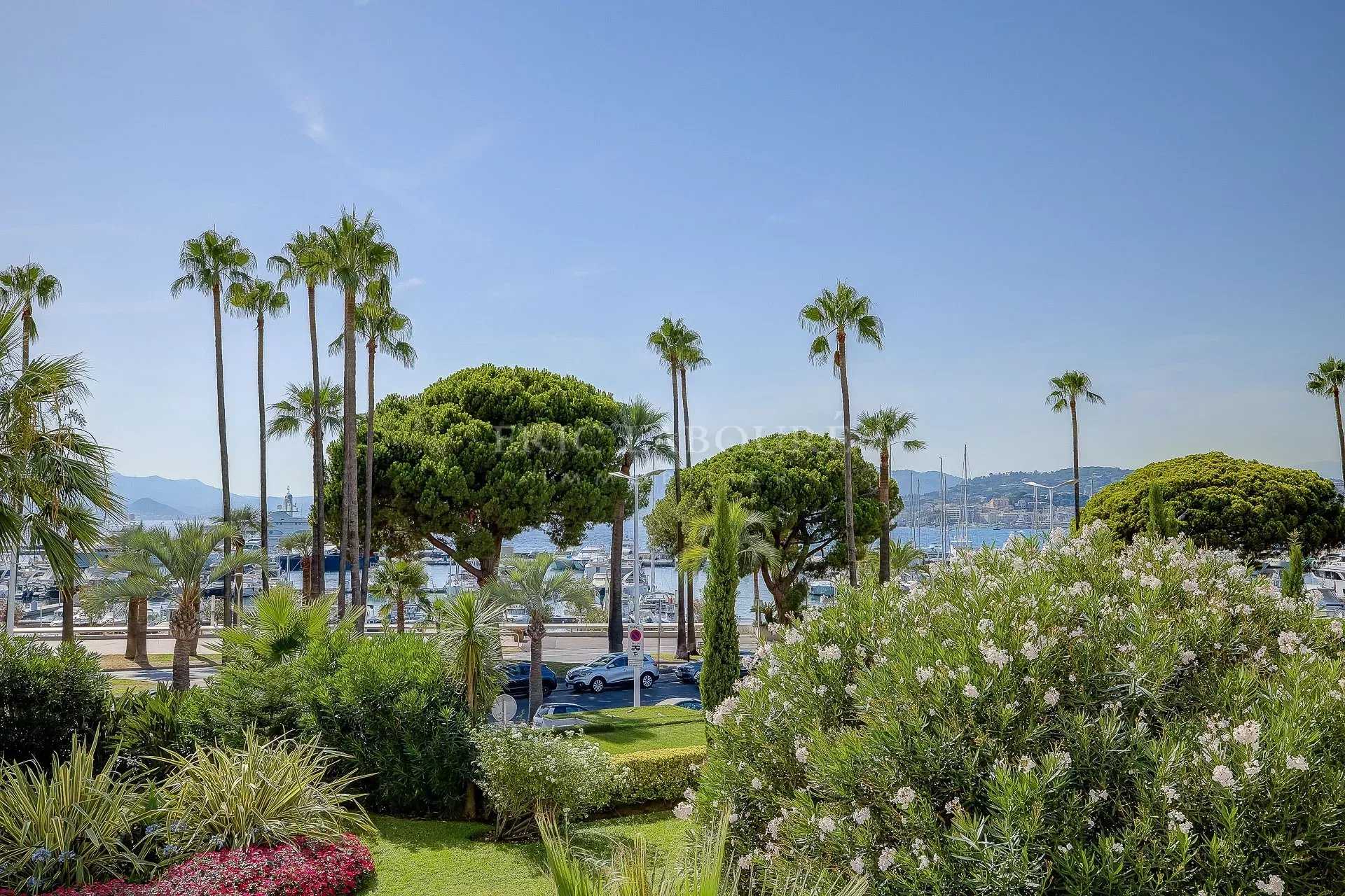 Residential in Cannes, Alpes-Maritimes 12083448