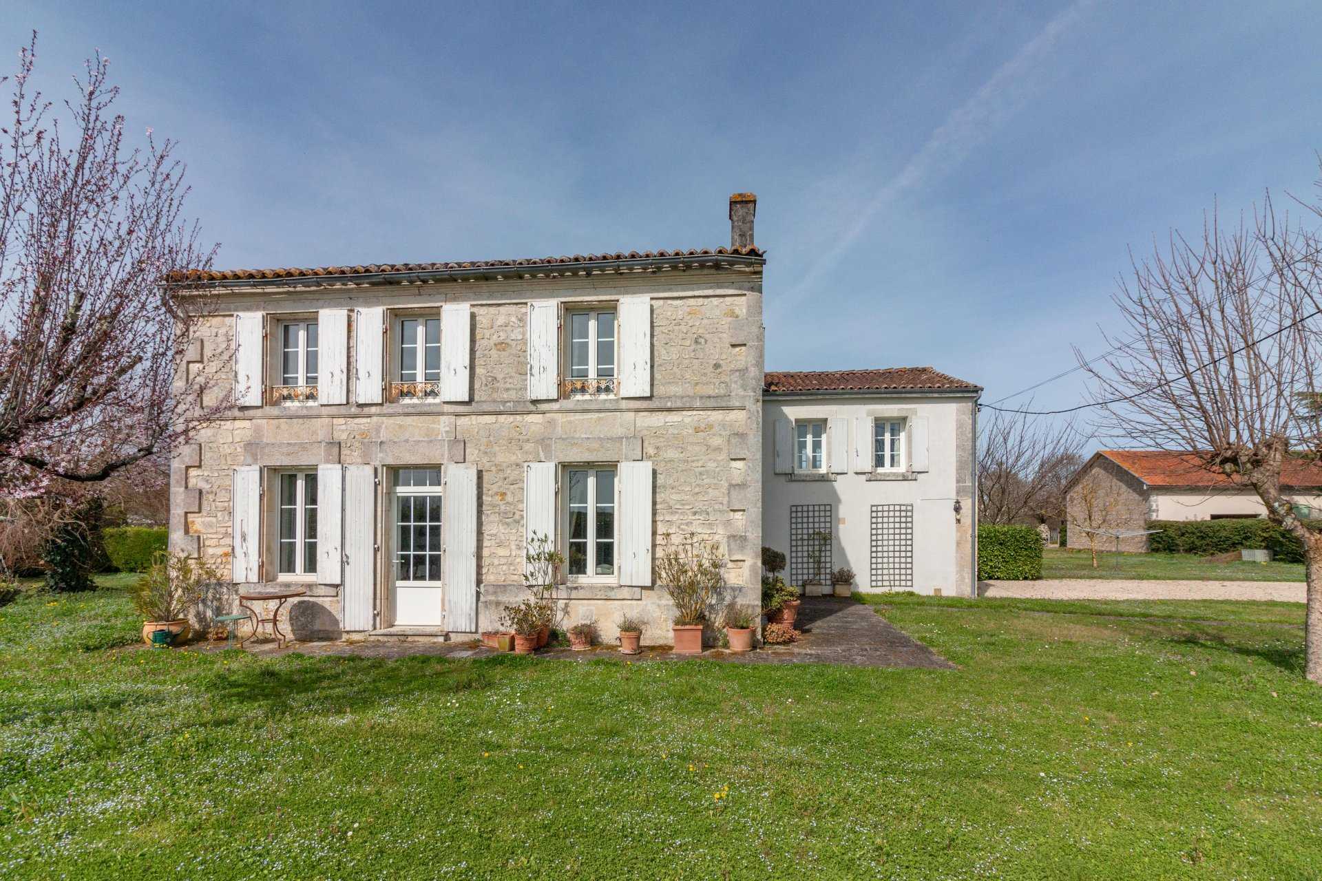 House in Jarnac, Nouvelle-Aquitaine 12085110